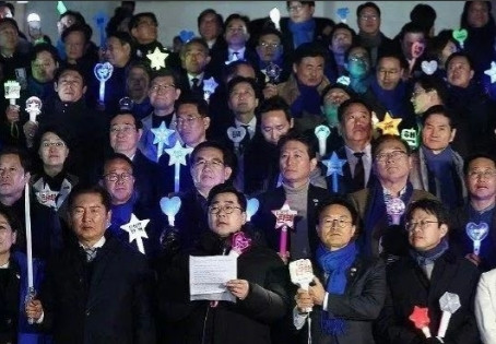 截至7月22日，曾前往韩国前总统尹锡悦官邸声援尹前总统的45名国民力量党议员中，