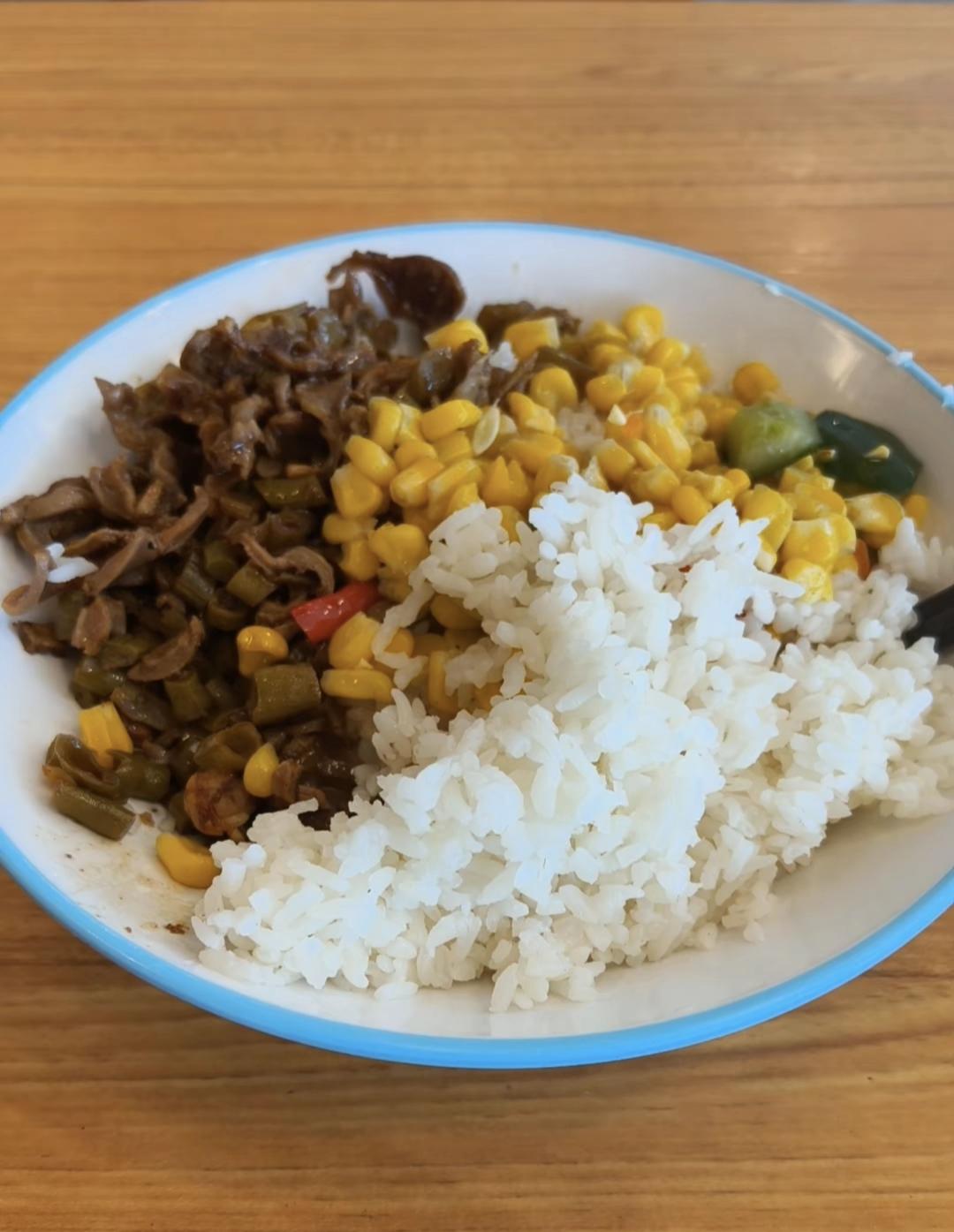 家长不骗家长，普通家庭供养一个大学生4年要多少钱。公办的学费一年大约是4千~