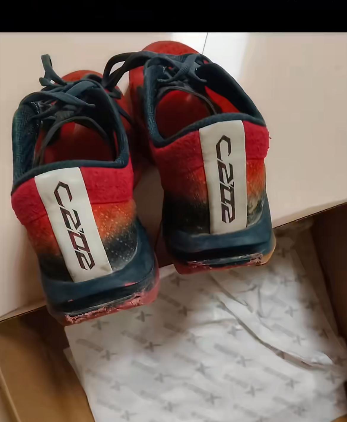 孩子踩坏同学的碳板篮球鞋，家长二话不说花了549赔了一双新的，看到同学送回来