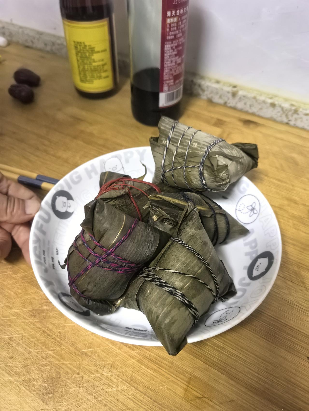 谈及粽子，不由得勾起儿时回忆。分田到户之后，日子渐渐宽裕，端午吃粽子，便成了旧时