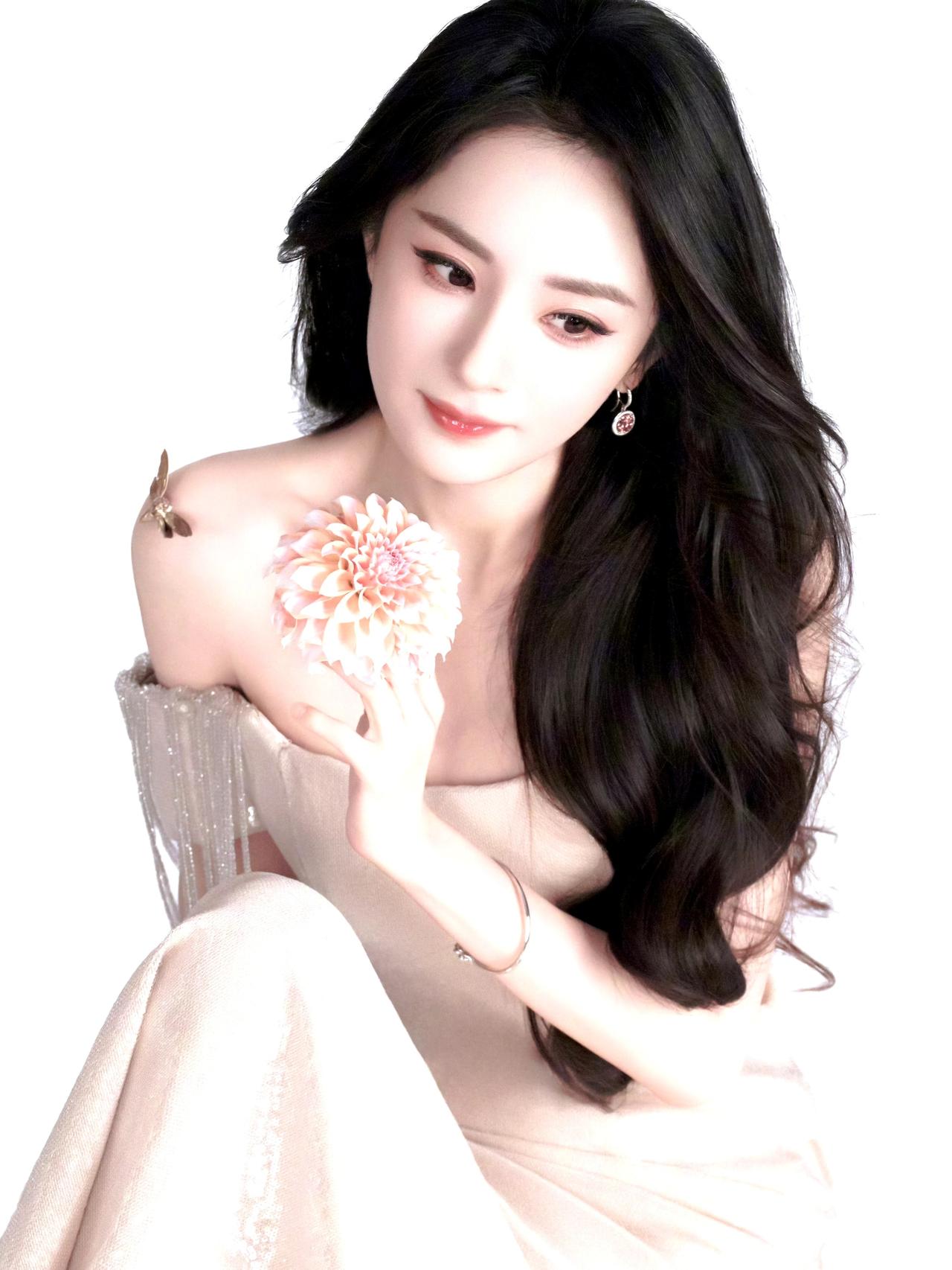 杨幂：鎏金摇曳，大丽花开。鎏金流苏自带柔光，金色蝴蝶点缀细节，一朵粉色大丽花轻