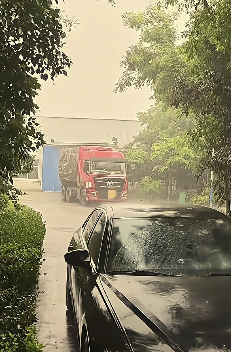 山东菏泽，一个大货车司机去当地送货，突然下起了大雨，老板安排员工全部休息了，大货