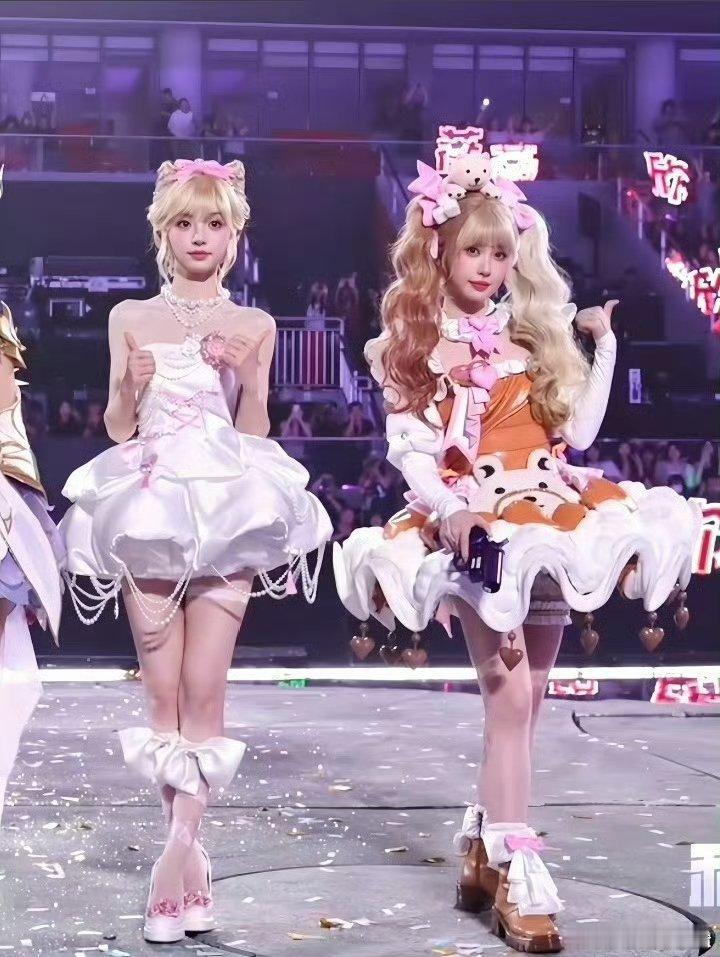 田曦薇虞书欣女明星之间的友情同框即养眼，女明星之间也有纯友谊​​