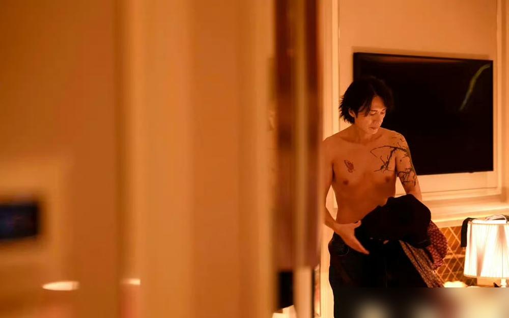 65岁，黄子华赤膊上阵，电影票房飙过亿，这操作，真把人干沉默了。他说平日里