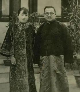 1914年，宋霭玲与孔祥熙完婚。新婚之夜，一伙儿人来闹洞房，有人一把扯下她的腰带