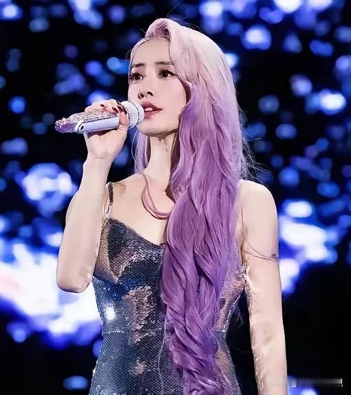 蔡依林演唱会被举报，闹得沸沸扬扬，我心里五味杂陈。曾经那个唱着《日不落》《说