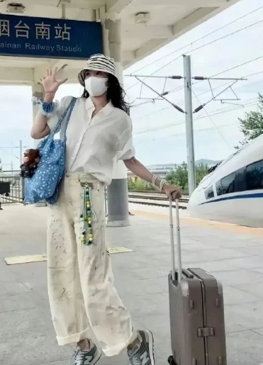 宋佳晒回山东老家照片，裤子挺有个性，回家被奶奶辈的看到都会劝她脱下来洗洗。