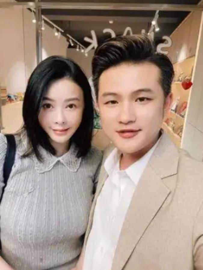 2025年，台湾前女歌手萧淑慎在播客节目中自曝，和小15岁的丈夫梁轩安结婚8年，