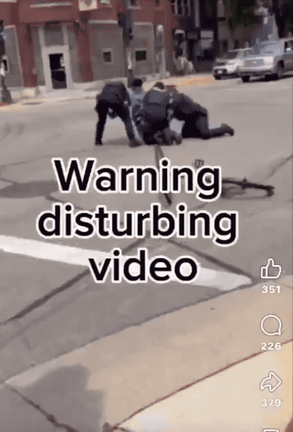 实拍：4名白人警察无法制服1名黑人：最后只能将其爆头打死！在美国威斯康星州麦迪逊