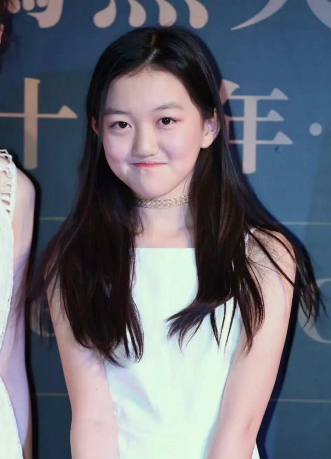 李嫣19岁近照曝光，越来越美了，气质很像妈妈！嫣儿也是在爱的包围下成长起来的幸福