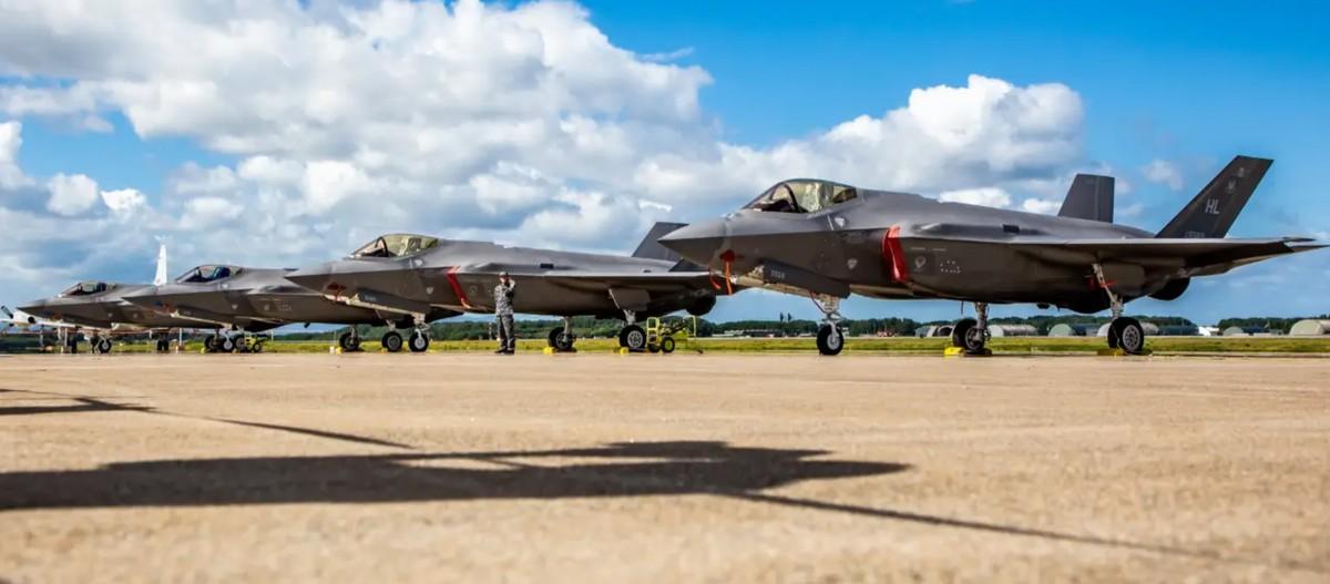 美军一直搞不明白，为啥自己的主力战机F-35从日本基地起飞，飞行不到200公里，