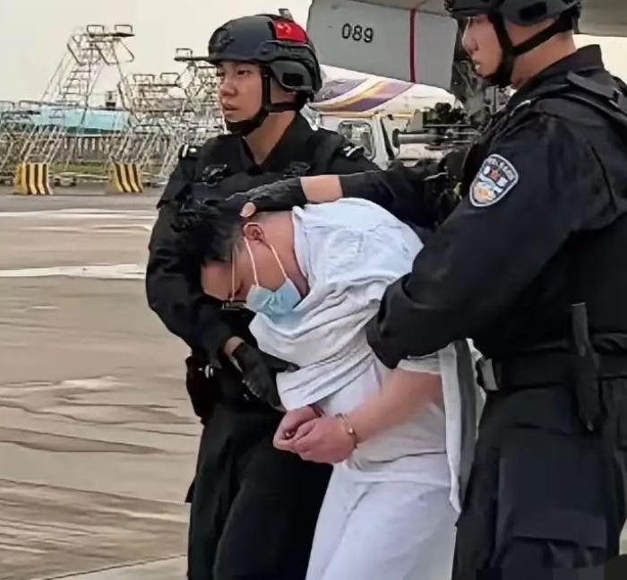 7月20日的北京首都机场，一架国际航班舱门打开，走下来的不是什么重要外商，而是一