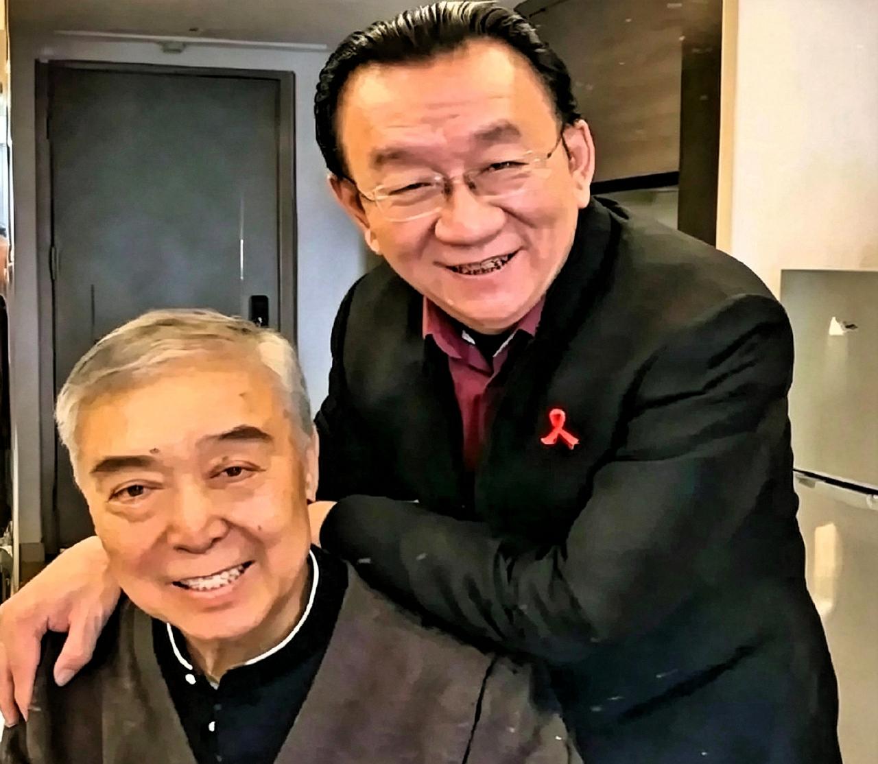 侯耀华去看师胜杰那会儿，师胜杰身子骨已经不太行了。俩人还搂着肩膀拍了张照，笑得挺