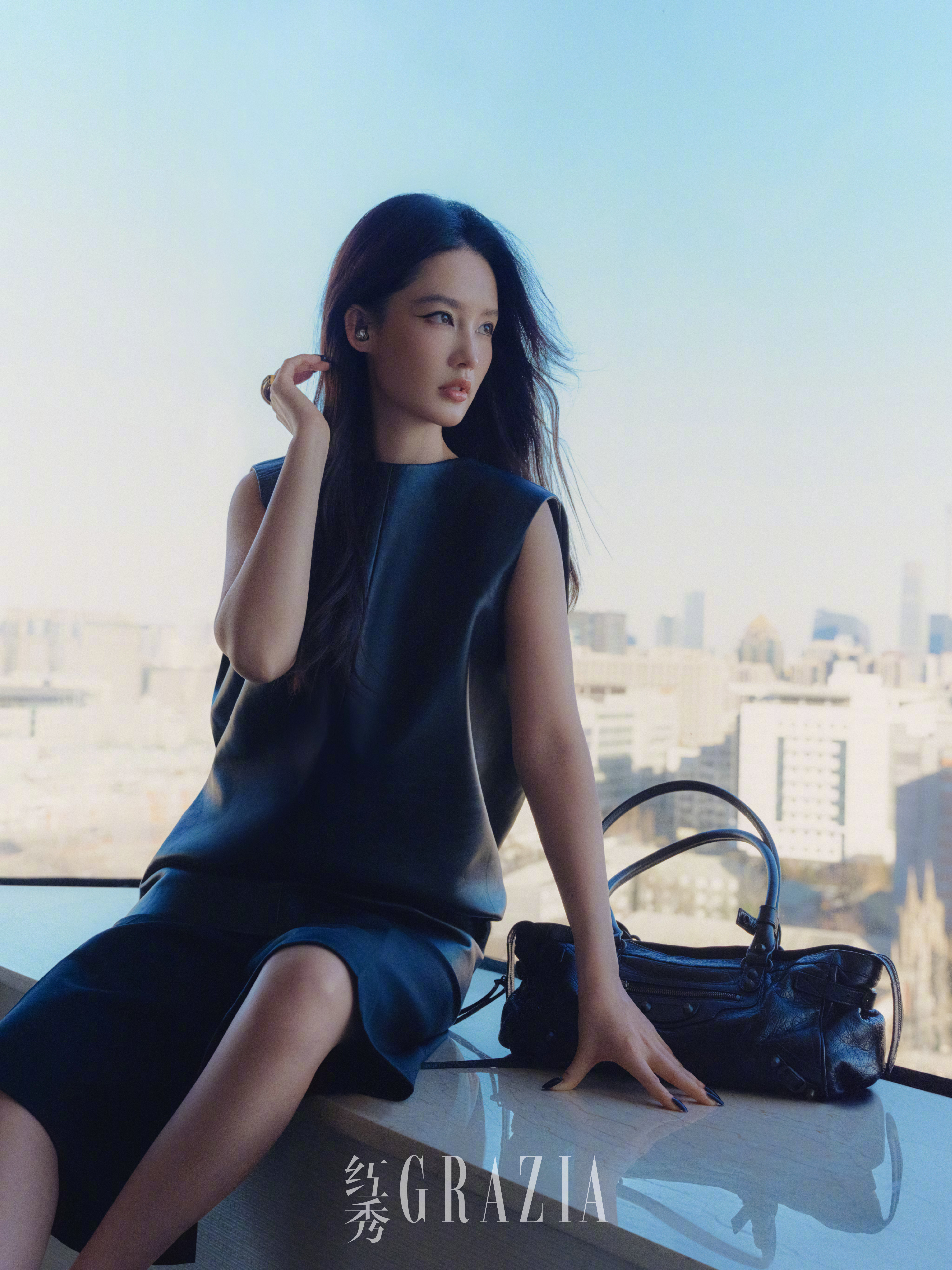 李沁登上红秀GRAZIA十二月新刊，身穿BALENCIAGAbyPier