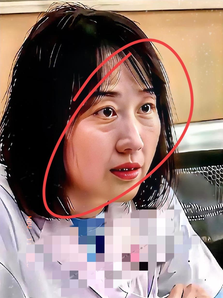 44岁的曾医生，早上7点进手术室，晚上10点还在哄娃，照片没滤镜，皱纹显眼。网上