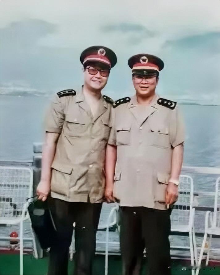 上世纪九十年代初，​廖锡龙将军视察云南部队时留影。​当时廖锡龙刚接任成都军区司令