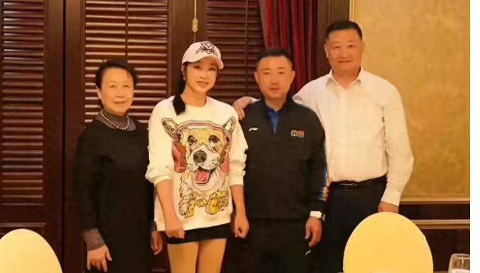 刘晓庆和同学聚会，这差距不是一般大啊！75岁的刘晓庆和同学聚会照流出，站在同学