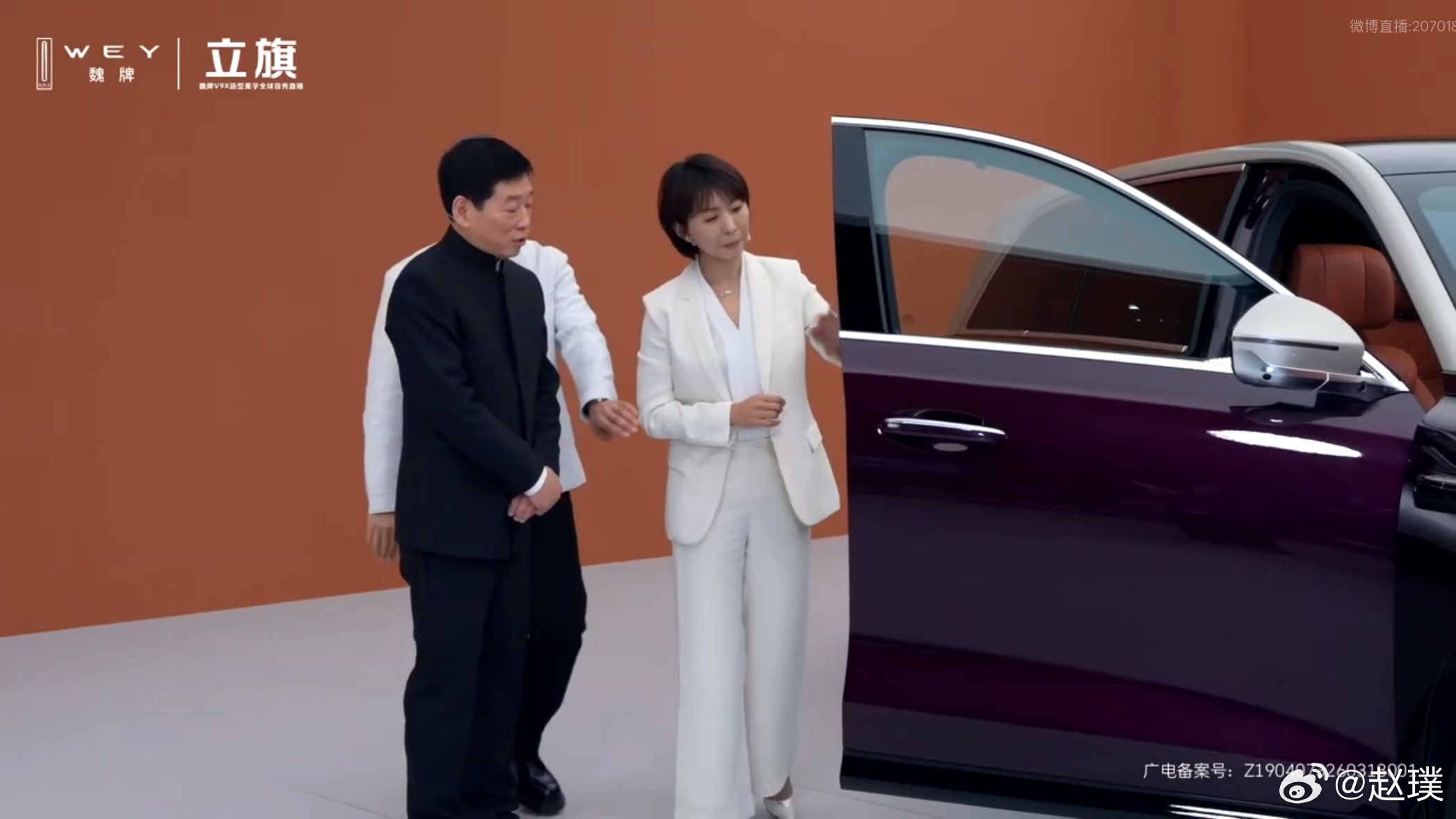 魏牌V9X代言人魏建军首秀直播魏牌V9X首秀直播中，代言人魏建军身着定制中山装，