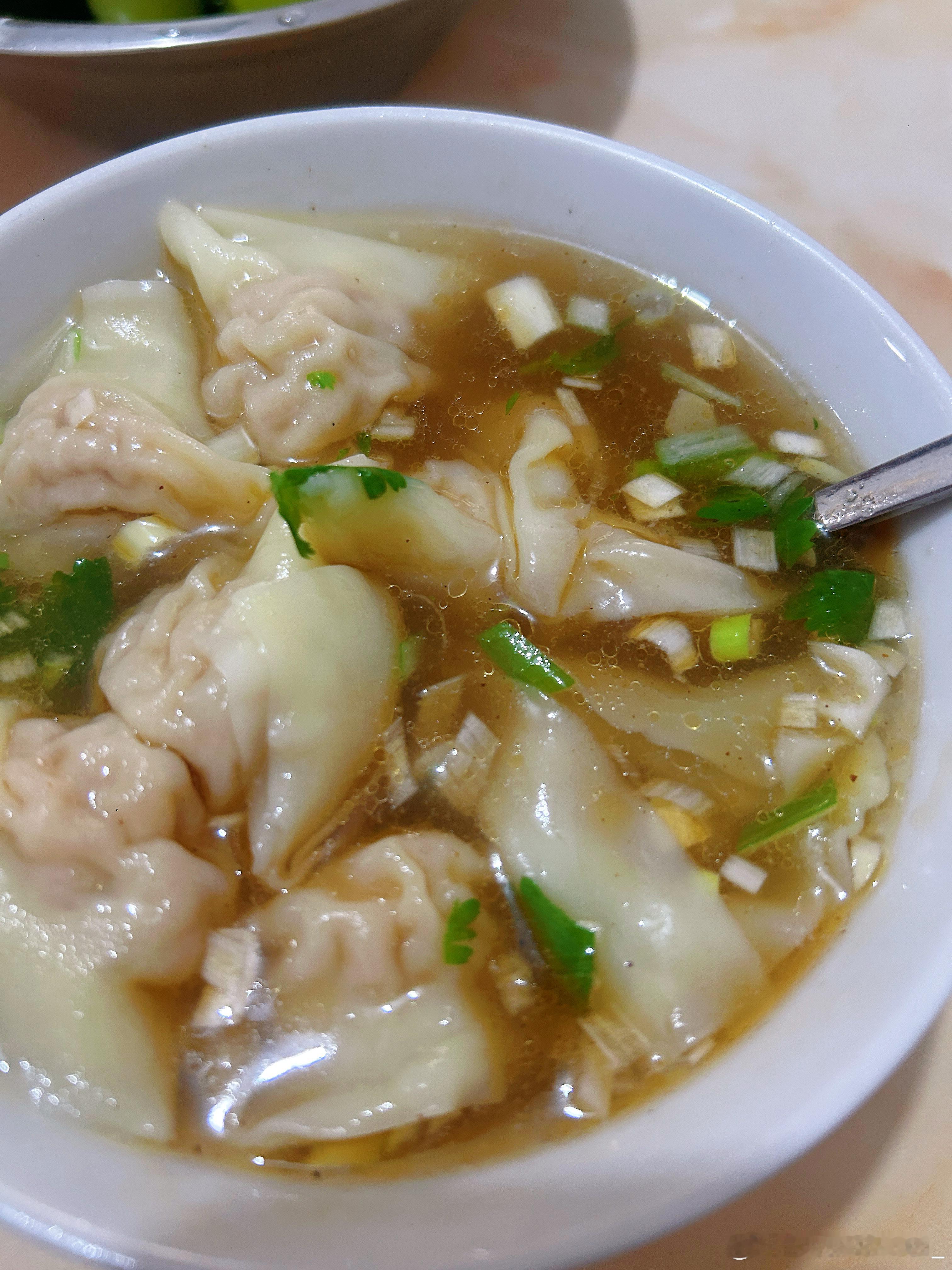 今天婆婆包的馄饨。其实我不爱吃。[大笑]但是我喜欢婆婆做的这个排骨汤。很香很好喝