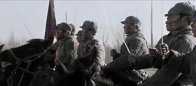 1944年10月，急着复仇的周纯麟率领新四军骑兵部队不顾一切，快马急驰，一路追击