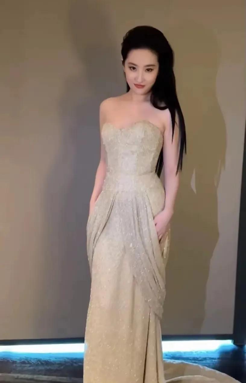 刘亦菲，盛装出席白玉兰奖荣耀之夜提名晚宴，这造型实在是太美了，一眼看去就被吸引住