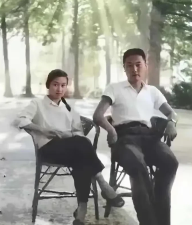 陈毅元帅之子，与粟裕将军之女的合影1975年，陈毅元帅之子陈晓鲁与粟裕大将