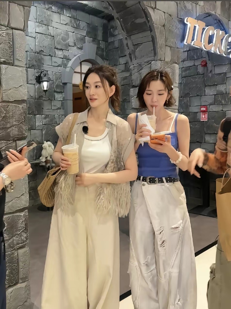 还是唐艺昕更幸福啊，听说李小冉和那个给她五个亿让她作的男人离婚了，好像男方还投资