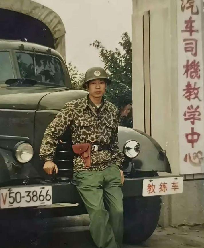 我们当年背的也是五四手枪。枪套上的弹夹比较紧、弹夹里满弹八发、另外还有两个牛