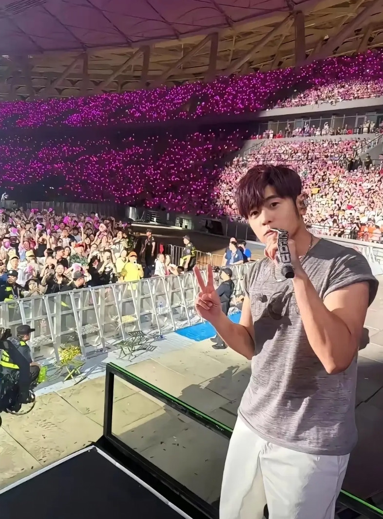 现在开演唱会最赚钱的人是周杰伦，上座率没得说，几乎都是加座，他的歌版权在自