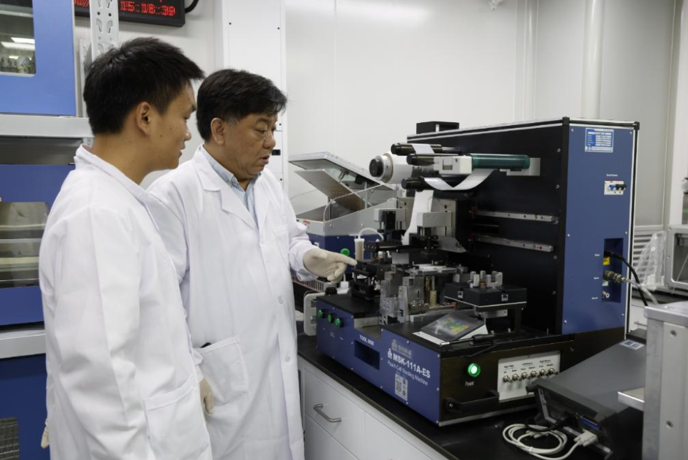 中国电池技术惊天突破！天津大学狂飙600Wh/kg能量密度，电动车续航1600km时代提前到来！