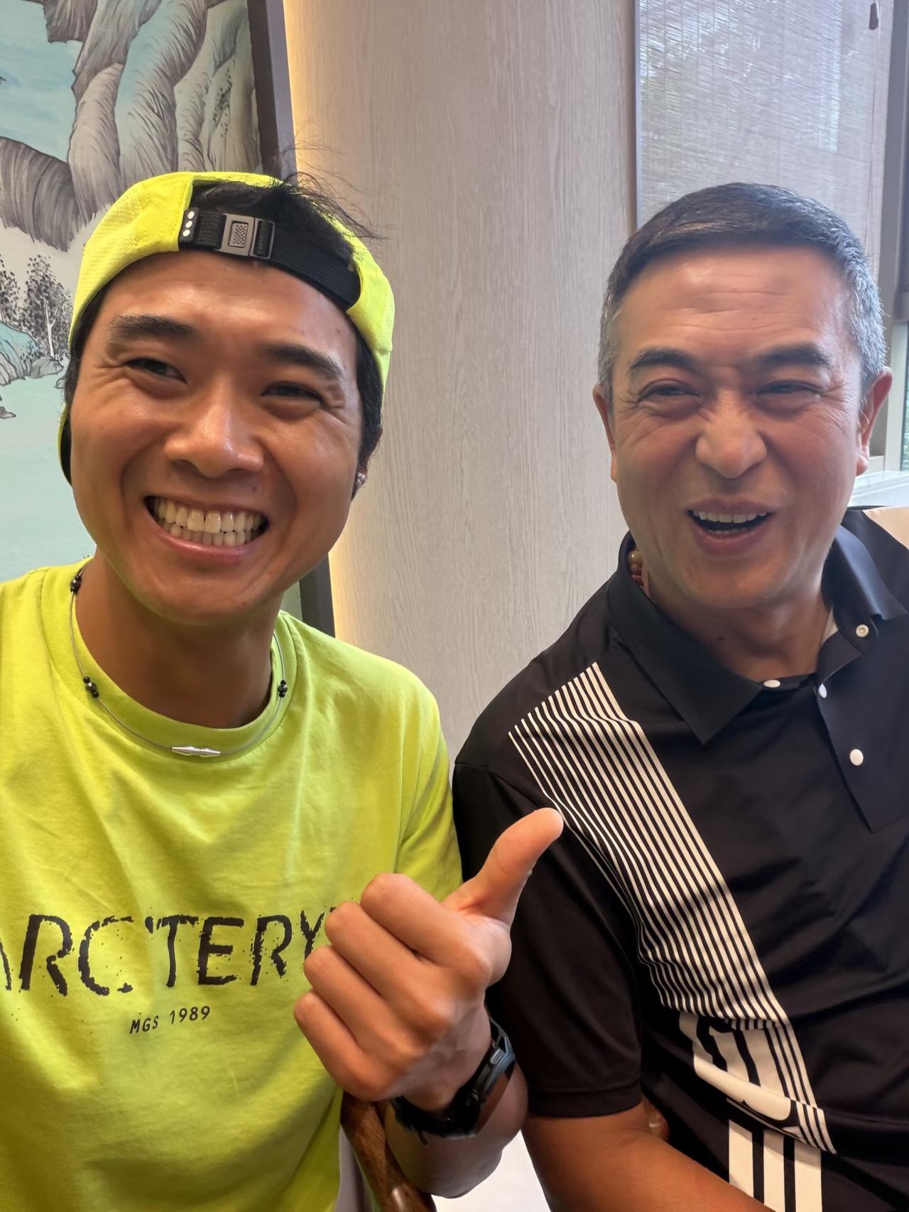 56岁张嘉益和朋友在一间陕西餐馆吃牛肉泡馍被偶遇，他的双鬓花白，容貌看起来苍老了
