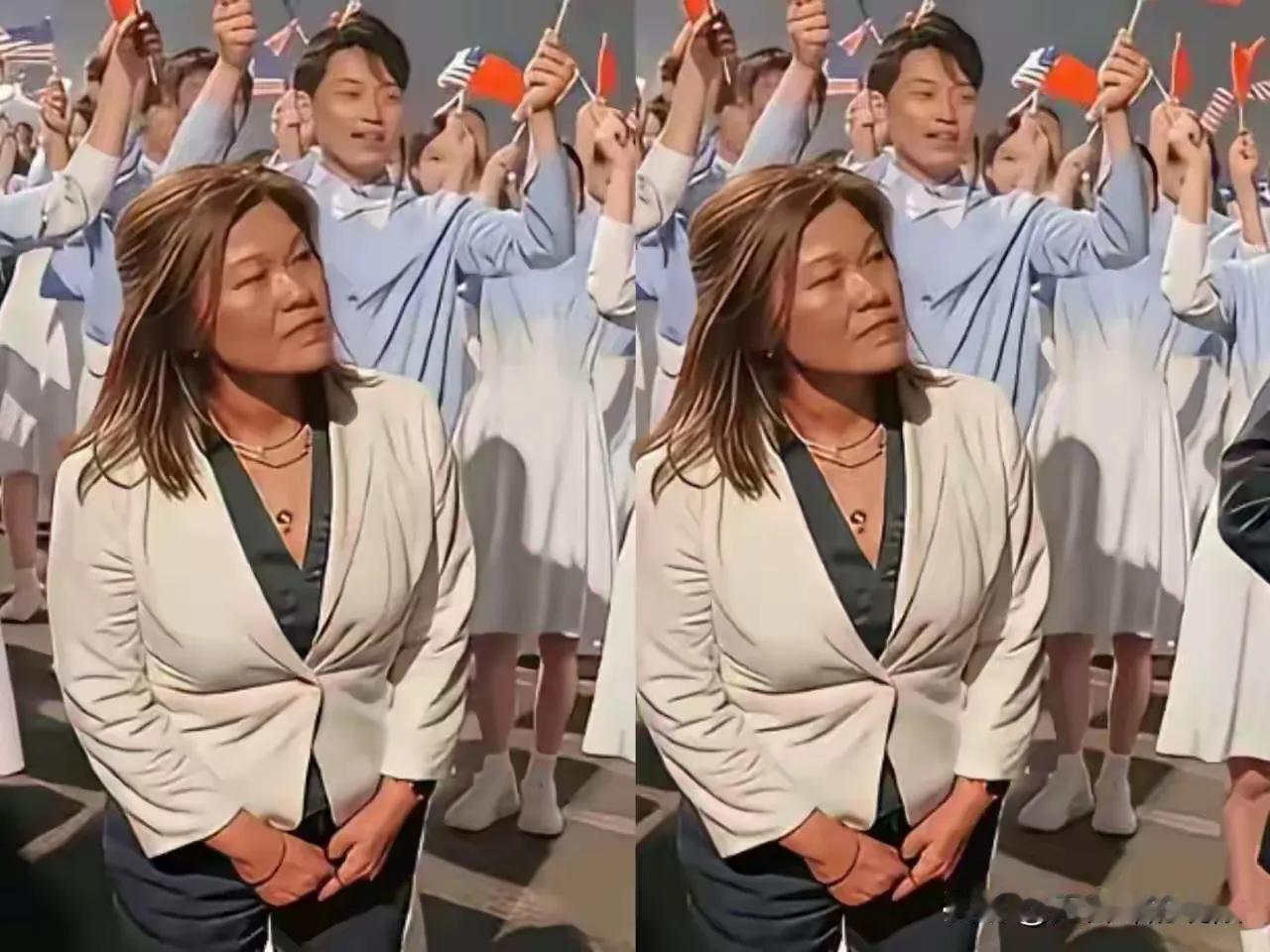 特朗普随行的这位美方翻译火了，出镜率很高，原因竟是她的穿着太过随意，被媒体吐槽。