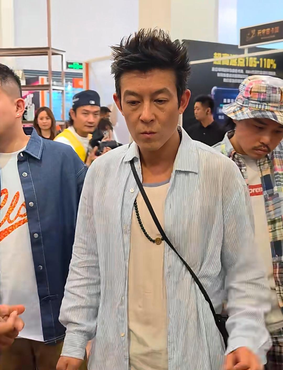 44岁陈冠希现身上海参加活动，他苍老了好多，脸部布满了皱纹，年轻时玩得太花，元气