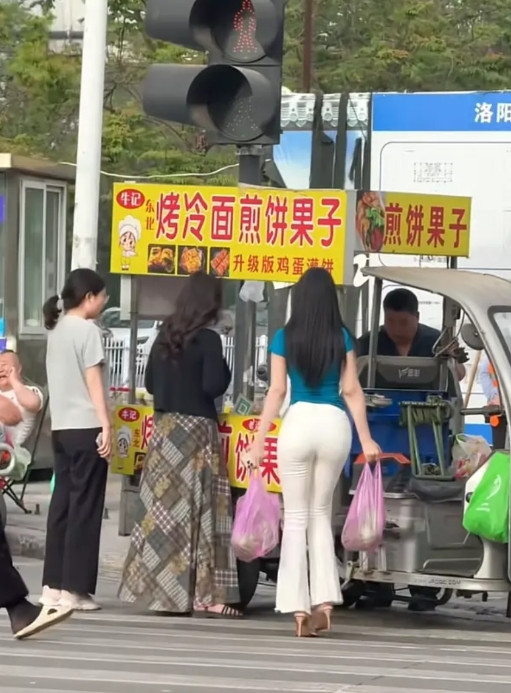 看这客源，这的煎饼果子应该很不错