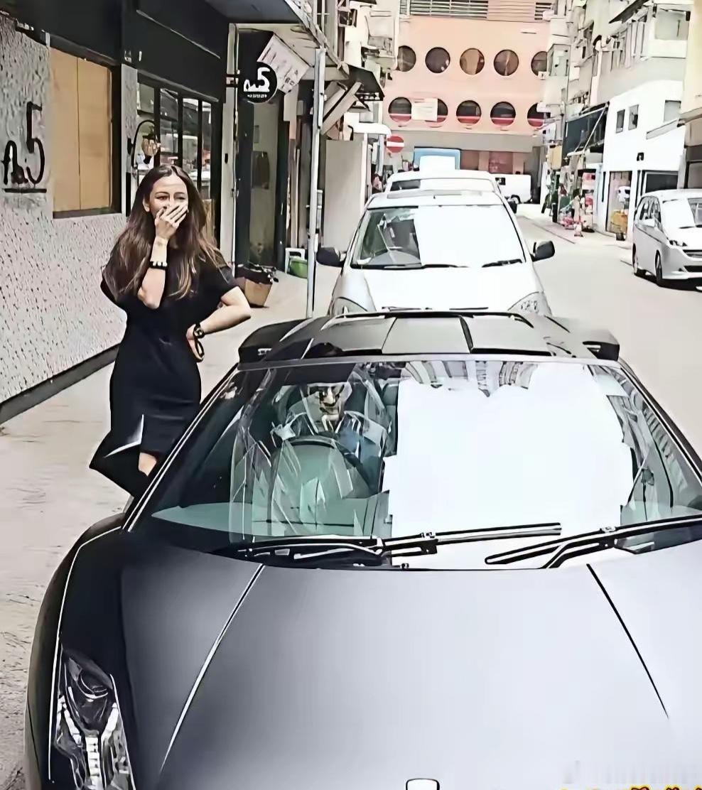 当年黄晓明送杨颖二手兰博基尼，她笑得像中了奖，现在回头看，这哪是惊喜，分明是场流