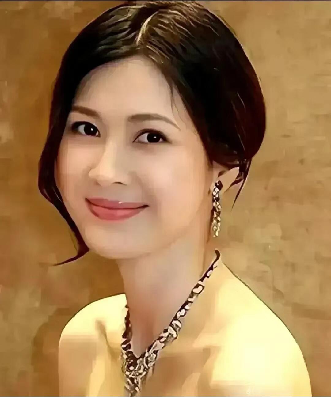 这是娱乐圈里拥有完美脸型的一个女演员，她是标准的鹅蛋脸，有福相，脸型流畅，艳压群