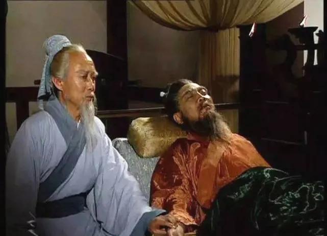 公元208年，曹操刚刚处决了神医华佗，偏头痛的病情又开始复发。为了讨好曹操，南阳