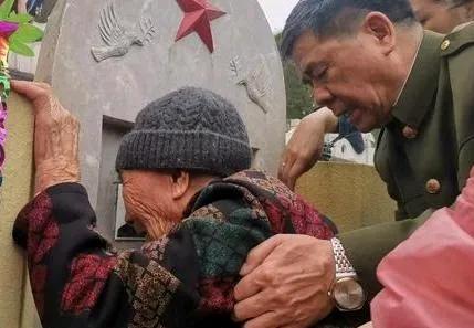 2022年4月30日，一个106岁的母亲跨越四百多公里来到麻栗坡烈士陵园，摸着儿