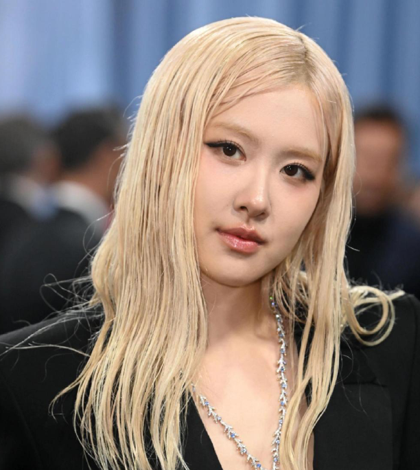 朴彩英发型师的访谈他说这姐们为了守住那头标志性的金发整整七年，每两周就得补染一