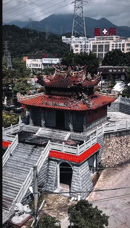 安溪的，我们隔壁县，说是蒲氏后人，还有风水局，后面是医院，中间夹着坟福建天雷劈庙