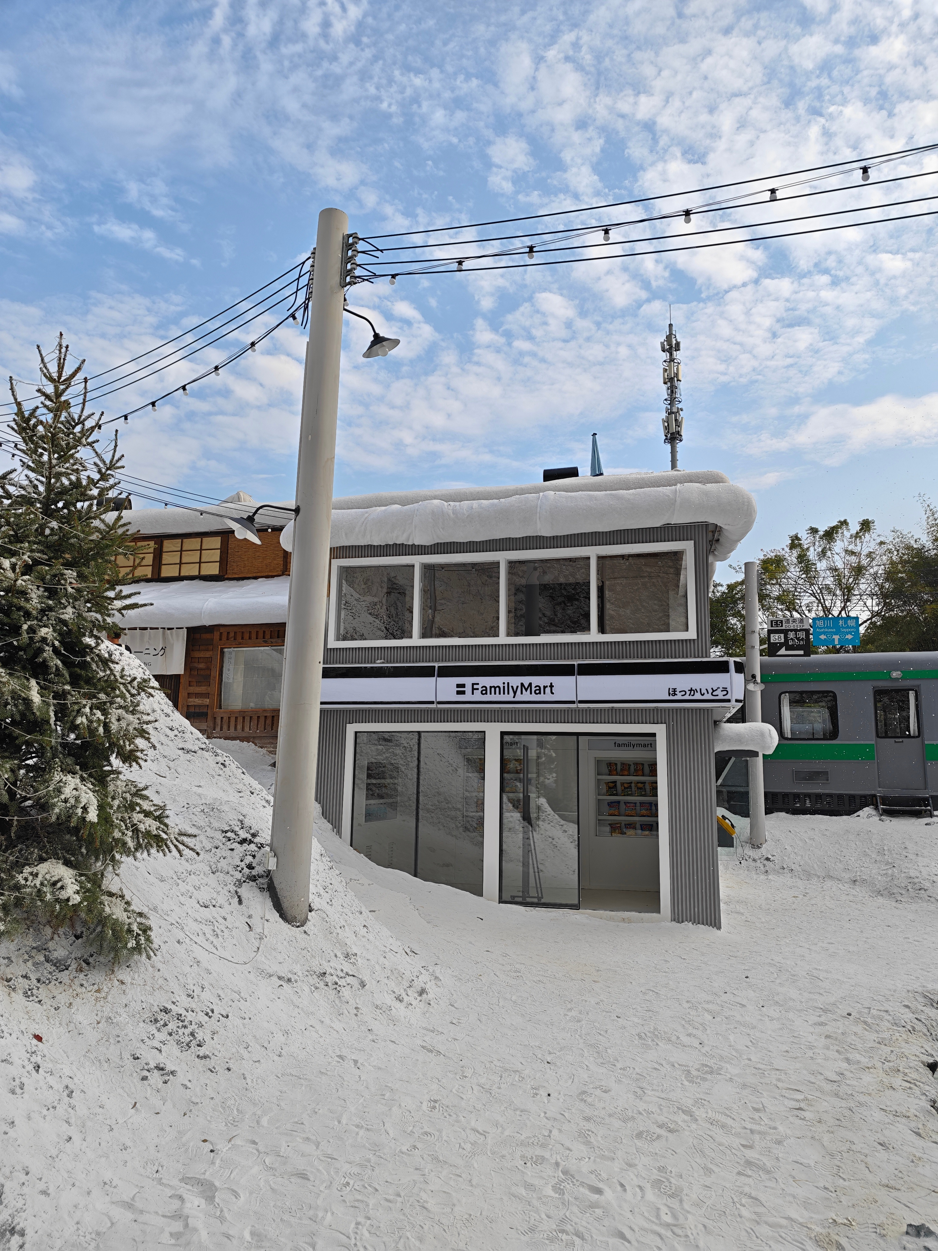 来广州北海道看看，附近没啥吃的又跑回市区。广州利苑的烧鸡好吃，超级脆的皮。不知道