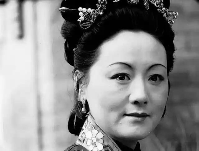 1月22日，一向低调的邓婕，突然通过社交平台发文，字里行间都是悲痛，文末还连续用