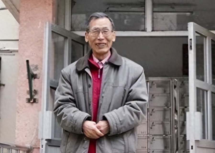中国“最孤独”的大使，唯一的伙伴是条狗，挖野菜吃是改善生活太平洋上有个叫基里