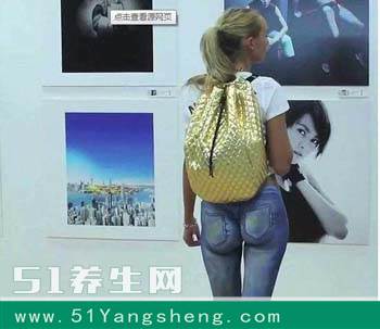 美女不穿裤子上街, 竟无人发现