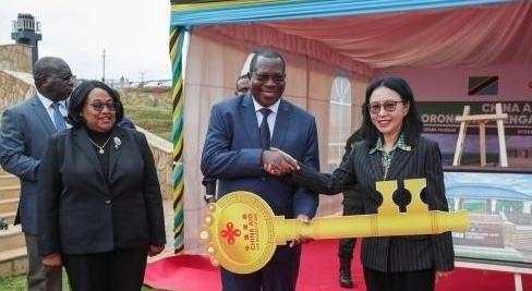 坦桑尼亚之前为了向英国和日本示好，突然就取消了和中国合作的100亿美元巴加莫约港