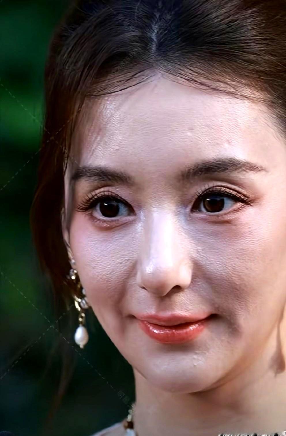 靠脸吃饭能一直稳吗？镜头里那种“笑着却不主动社交”的神情，你有注意过？不少人说