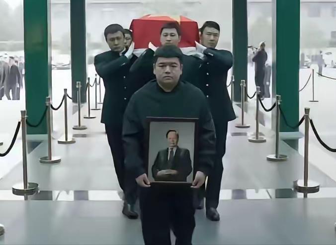 杨振宁先生用最后一程，留给世人一个关于选择的答案!以前总说儿子得捧着遗像走最前