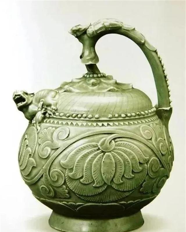 1972年，陕西彬县，农民吴宸魁打牌回家晚了，不顾妻子的感受，抓着碗就吃。妻子一
