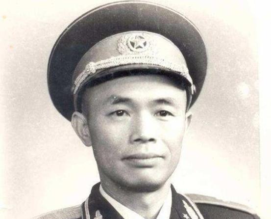 在开国将领中，有两位将军是属于低衔高配，他们都是谁？“钟司令，这回可轮到你戴星