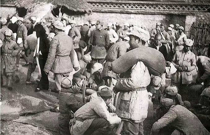 1943年，一小战士在转移途中掉了队，混进了一群老百姓中。一个手握指挥刀的鬼子扬